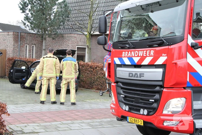 Vrouw zit klem in stoel van auto