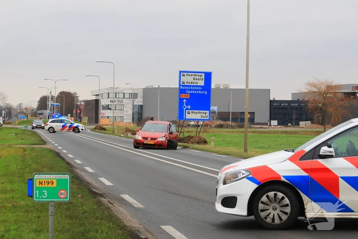 Auto belandt in sloot na frontale aanrijding