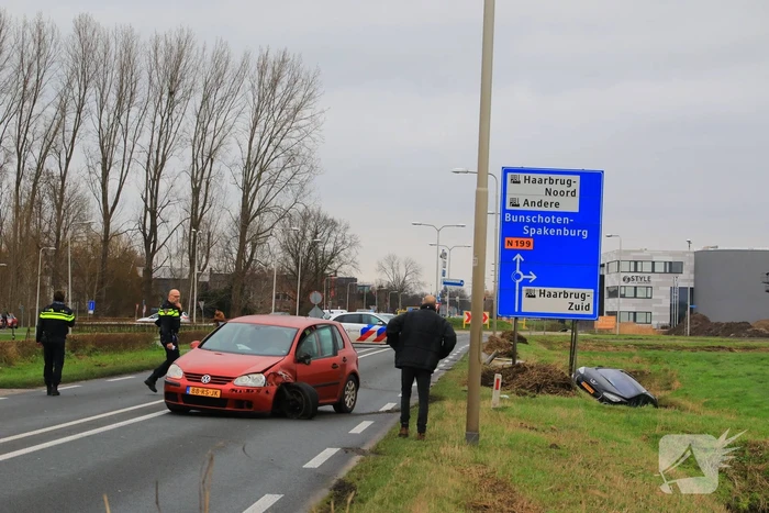 Auto belandt in sloot na frontale aanrijding