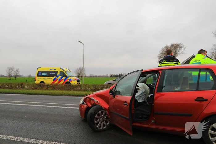 Auto belandt in sloot na frontale aanrijding