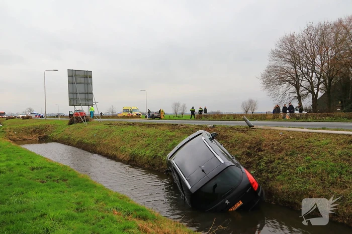Auto belandt in sloot na frontale aanrijding