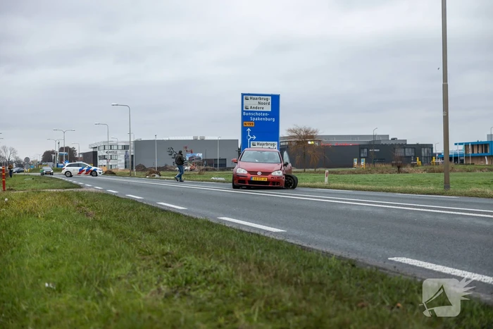 Auto belandt in sloot na frontale aanrijding