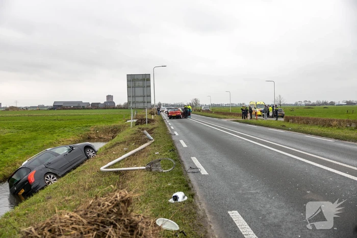 Auto belandt in sloot na frontale aanrijding