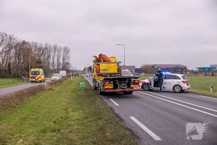 Auto belandt in sloot na frontale aanrijding