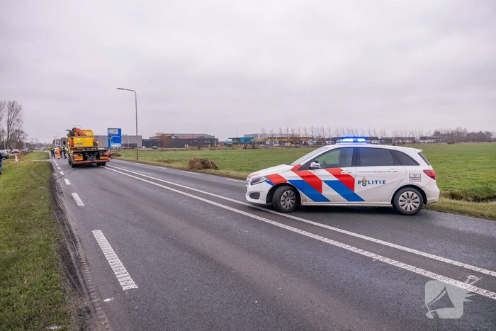 Auto belandt in sloot na frontale aanrijding