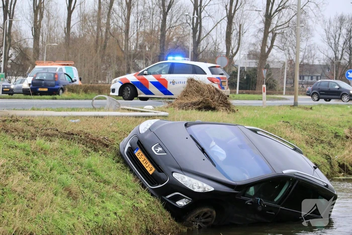 Auto belandt in sloot na frontale aanrijding
