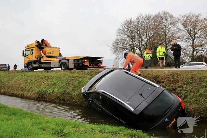 Auto belandt in sloot na frontale aanrijding