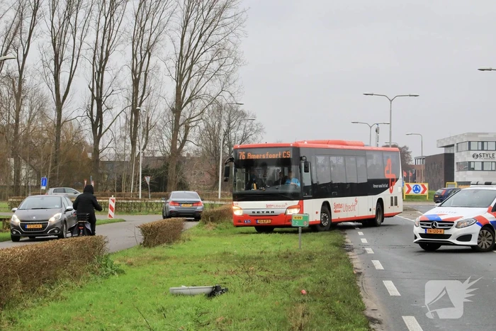 Auto belandt in sloot na frontale aanrijding