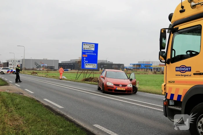 Auto belandt in sloot na frontale aanrijding