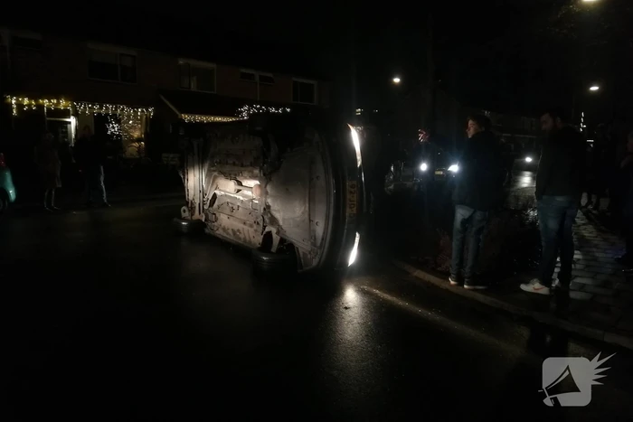 Auto op zijn kant geëindigd