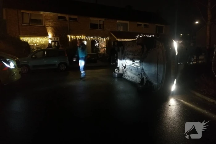 Auto op zijn kant geëindigd
