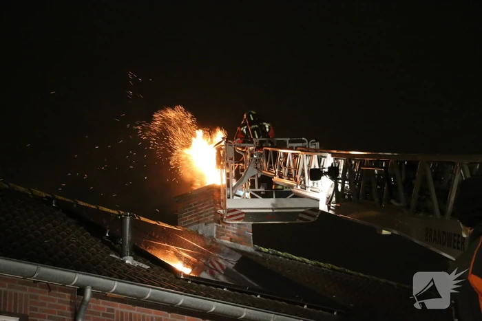 Uitslaande brand in schoorsteen