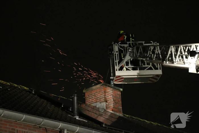 Uitslaande brand in schoorsteen