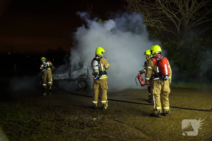 Auto verwoest na harde knal