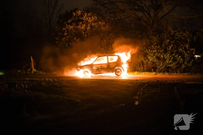 Auto verwoest na harde knal
