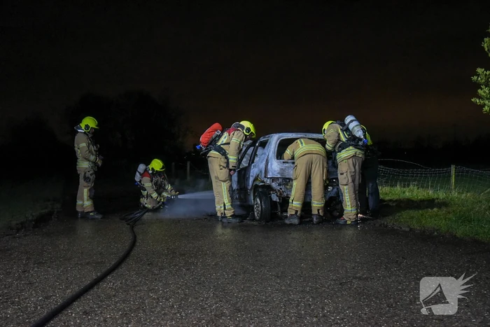 Auto verwoest na harde knal