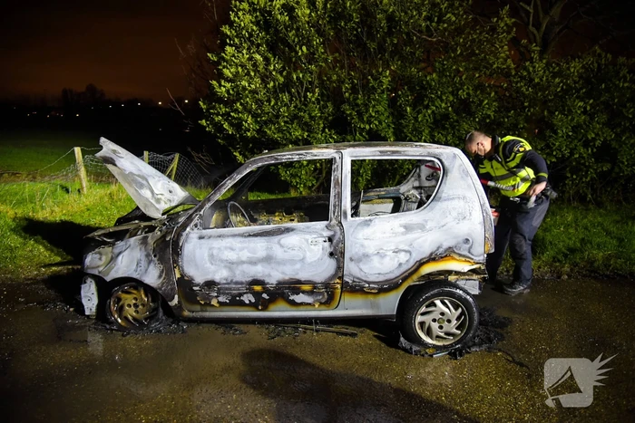 Auto verwoest na harde knal