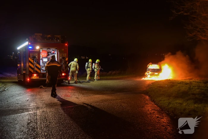 Auto verwoest na harde knal