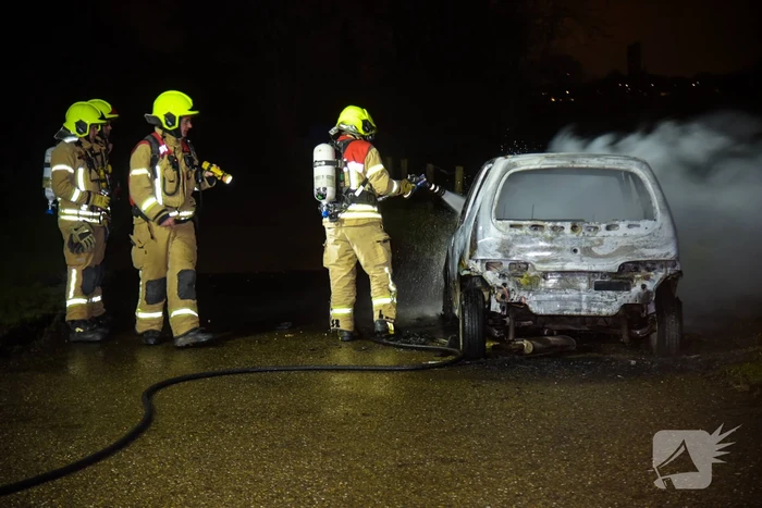 Auto verwoest na harde knal
