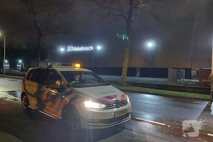 Auto rijdt een sloot in