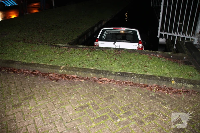 Auto rijdt een sloot in