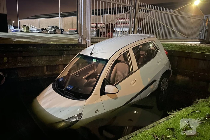 Auto rijdt een sloot in