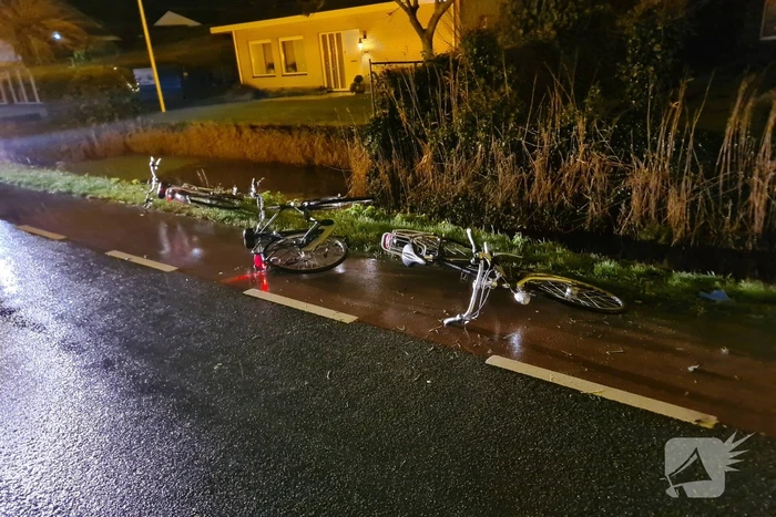 Omstanders redden fietser uit water