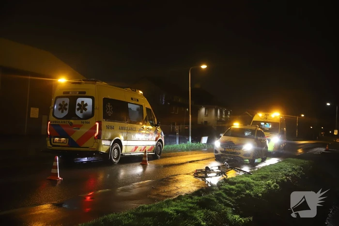Omstanders redden fietser uit water