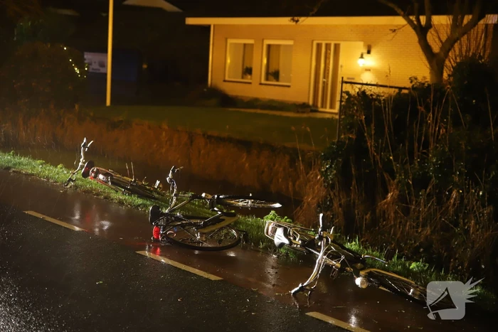 Omstanders redden fietser uit water