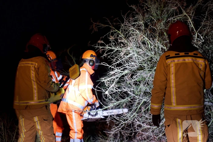 Omgewaaide boom blokkeert doorgaande weg