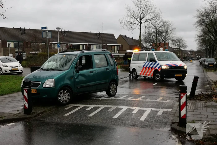 Auto raakt op de kant aanrijding met paal