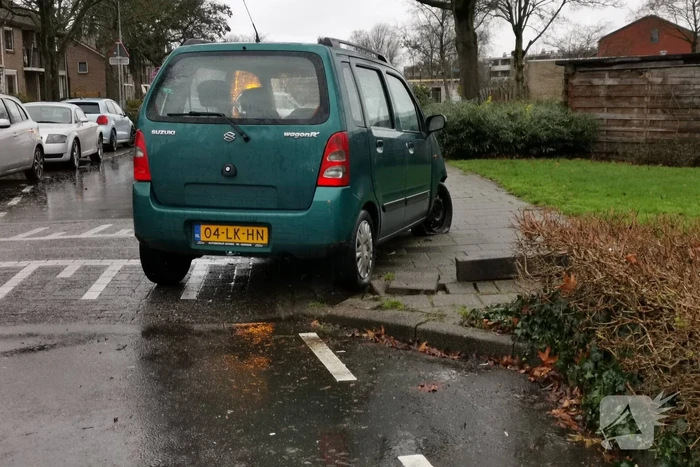 Auto raakt op de kant aanrijding met paal