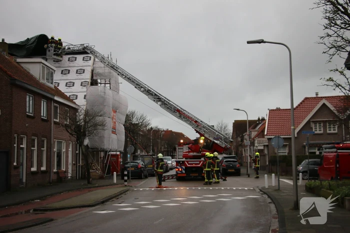 Zeil schiet los door harde wind