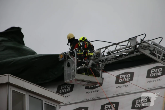 Zeil schiet los door harde wind