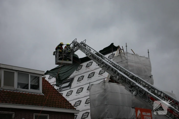 Zeil schiet los door harde wind
