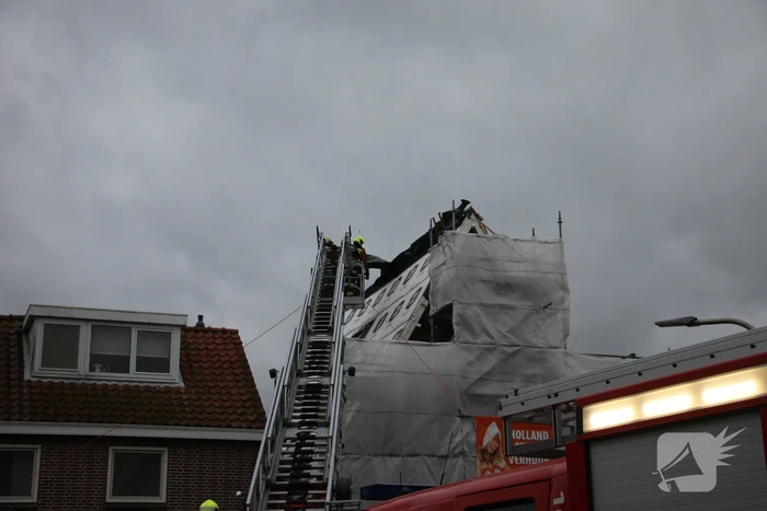 Zeil schiet los door harde wind