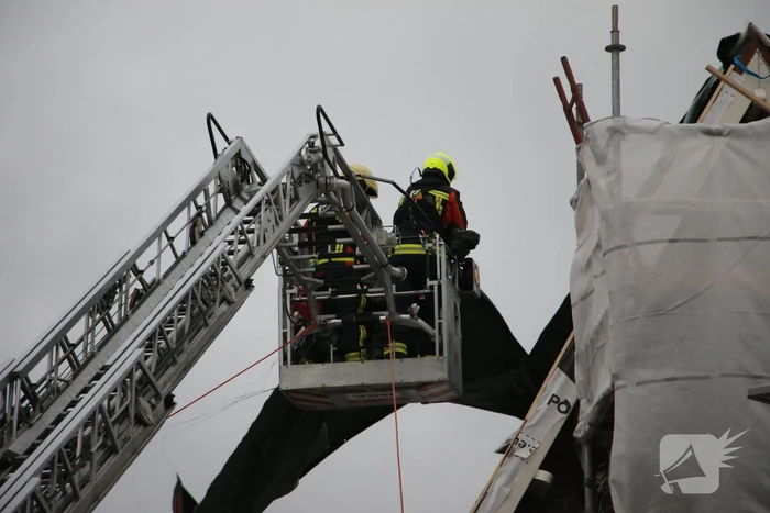 Zeil schiet los door harde wind