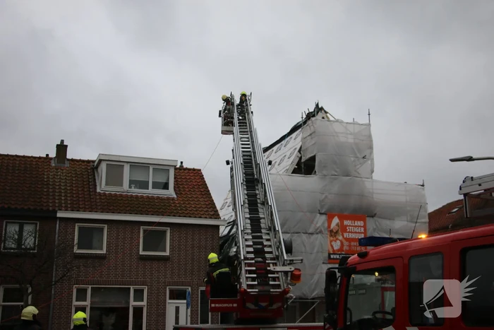 Zeil schiet los door harde wind