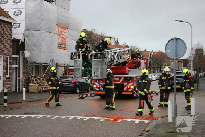 Zeil schiet los door harde wind