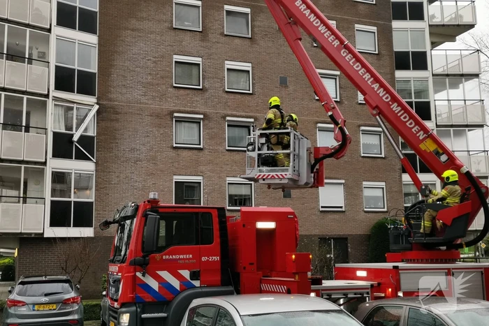 Brandweer verwijdert zonnescherm van flatgebouw