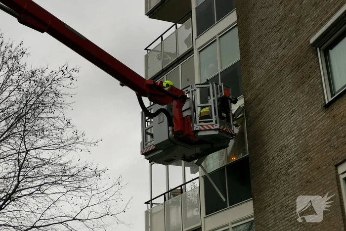 Brandweer verwijdert zonnescherm van flatgebouw