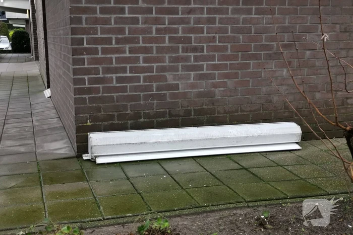 Brandweer verwijdert zonnescherm van flatgebouw