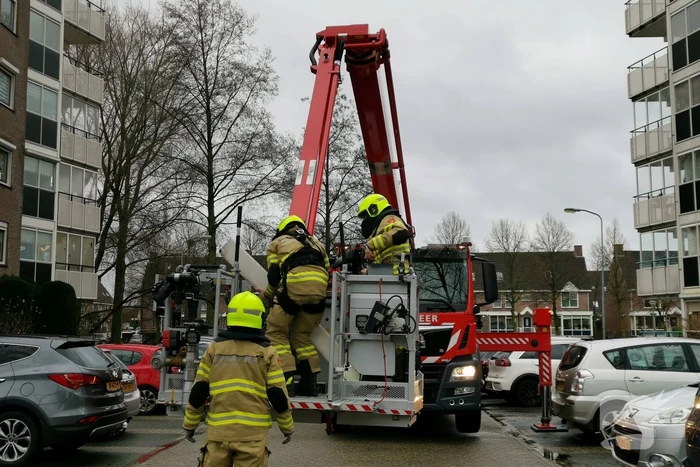 Brandweer verwijdert zonnescherm van flatgebouw