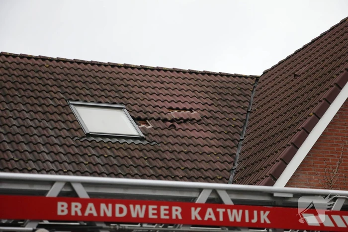 Dakpannen woning losgewaaid