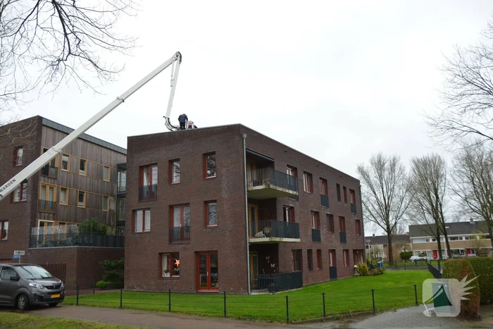 Zandzakken op dak pand door storm