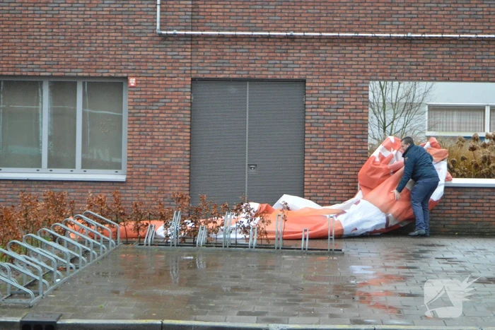Spandoek Flevoziekenhuis waait van pand af