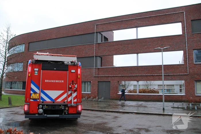 Spandoek Flevoziekenhuis waait van pand af