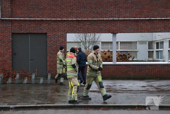 Spandoek Flevoziekenhuis waait van pand af
