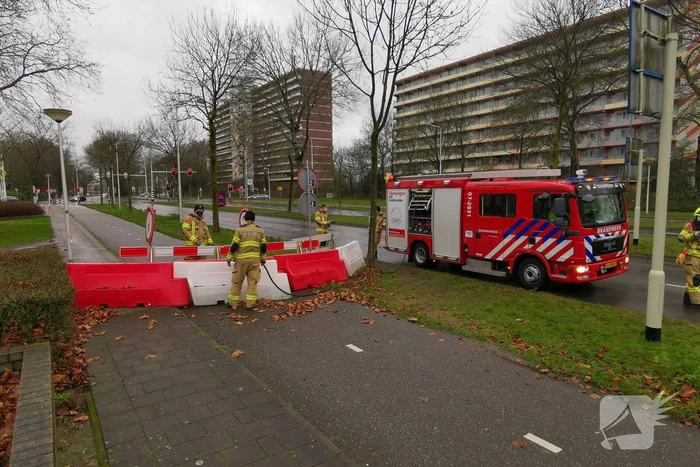 Wegafzetting waait om