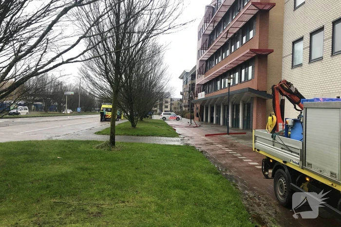 Straat afgezet door vallende delen